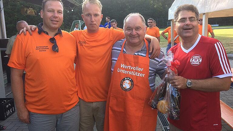 Zur Ankunft der Jugendfußballer aus Gemündens Partnergemeinde Duiven/Niederlande am Freitagabend in Seifriedsburg spendierten Anneliese und Reinhold Lippert („Lipperts Bauernstube”) das Abendessen mit Schnitzeln, Bratwüsten und Pommes-Frites. Zum Dank erhielt Reinhold Lippert von den Holländern eine oranjefarbene Schürze mit der Aufschrift „Wertvoller Unterstützer”. Das Ehepaar Lippert hatte vor vier Wochen an der Jubiläumsfeier der Städtepartnerschaft in Duiven teilgenommen und wollte sich für die Gastfreundschaft erkenntlich zeigen. Im Bild (von links) Trainer Paul Kampes, Organisator Guus Daams, Wirt Reinhold Lippert und Organisator Klaus Strohmenger. Zur Ankunft der Jugendfußballer aus Gemündens Partnergemeinde Duiven/Niederlande am Freitagabend in Seifriedsburg spendierten Anneliese und Reinhold Lippert („Lipperts Bauernstube”) das Abendessen mit Schnitzeln, Bratwüsten und Pommes-Frites. Zum Dank erhielt Reinhold Lippert von den Holländern eine oranjefarbene Schürze mit der Aufschrift „Wertvoller Unterstützer”. Das Ehepaar Lippert hatte vor vier Wochen an der Jubiläumsfeier der Städtepartnerschaft in Duiven teilgenommen und wollte sich für die Gastfreundschaft erkenntlich zeigen. Im Bild (von links) Trainer Paul Kampes, Organisator Guus Daams, Wirt Reinhold Lippert und Organisator Klaus Strohmenger.