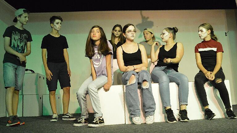 Ein explosives Konfliktpotential keimt in einer Schulklasse mit normalen Schülern und Vampiren. Eine Schlüsselszene aus 'Bitte nicht beißen!' von der Theater AG der Realschule Karlstadt. Ein explosives Konfliktpotential keimt in einer Schulklasse mit normalen Schülern und Vampiren. Eine Schlüsselszene aus 'Bitte nicht beißen!' von der Theater AG der Realschule Karlstadt.