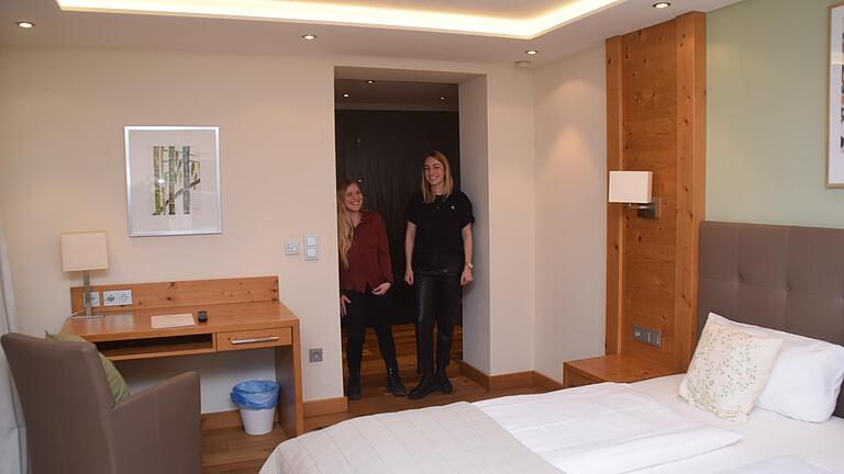 Das Hotel im Landgasthof Schwab verwalten seit September 2022 die 'homekeepers' aus Würzburg. Hanna Zimmermann (links) und Isabel Bader von den 'homekeepers' präsentieren eine der beiden Suiten. Das Hotel im Landgasthof Schwab verwalten seit September 2022 die 'homekeepers' aus Würzburg. Hanna Zimmermann (links) und Isabel Bader von den 'homekeepers' präsentieren eine der beiden Suiten.