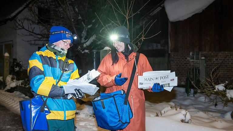 Die Zusteller Jannis Büttner und Patricia Wulf bei der Arbeit in Frankenheim bei Bischofsheim. Eigentlich sind die beiden beim Austragen getrennt im Einsatz. Fürs Zeitungsfoto gingen sie einen Teil der Tour gemeinsam.