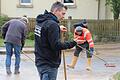 In Gänheim packen Jung und Alt bei den Aufräumarbeiten mit an und unterstützen die örtliche Feuerwehr. Die Ortschaft war nachts zeitweise von der Zufahrt abgeschnitten.