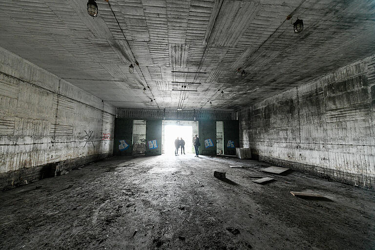 Erstaunlich unspektakulär sehen die Bunker von innen aus. Ihre beklemmende Wirkung entfalten sie, wenn man sich vorstellt, was sie womöglich bargen. Erstaunlich unspektakulär sehen die Bunker von innen aus. Ihre beklemmende Wirkung entfalten sie, wenn man sich vorstellt, was sie womöglich bargen.