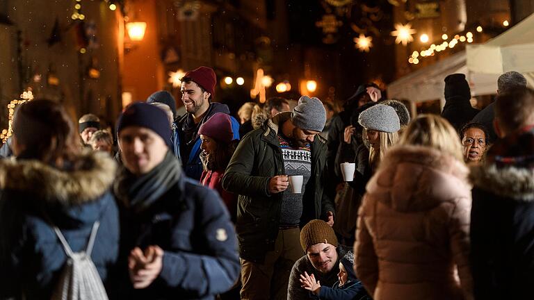 Letzter Sommerhäuser Weihnachtsmarkt vor Corona: Besucher und Besucherinnen genießen 2019 die besondere Atmosphäre im historischen Altort Sommerhausens bei Lichterglanz und Glühwein.