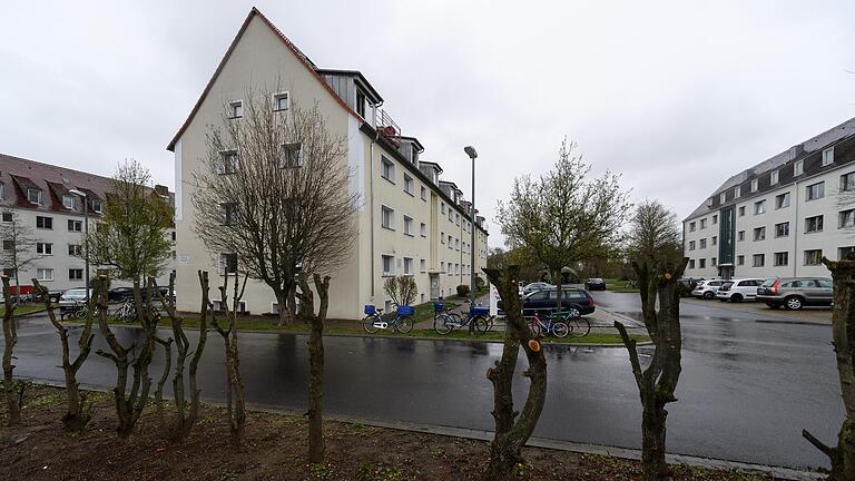 Hat ein Würzburger Vermieter für diese Häuser in der Rottendorfer Straße falsche Quadratmeter-Angaben gemacht und somit zu viel Miete über das Jobcenter erhalten? Die Stadt reichte Zivilklagen ein. Hat ein Würzburger Vermieter für diese Häuser in der Rottendorfer Straße falsche Quadratmeter-Angaben gemacht und somit zu viel Miete über das Jobcenter erhalten? Die Stadt reichte Zivilklagen ein.