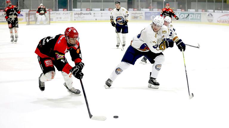 Für Jano Krimmel (links, im Laufduell mit dem Pforzheimer Christian Pister) geht es nach der 0:5-Pleite gegen Pegnitz beim Auswärtsspiel in Bayreuth am Sonntagabend auch um Wiedergutmachung. Und er ist überzeugt: 'Wir werden gewinnen, weil wir qualitativ besser sind'.
