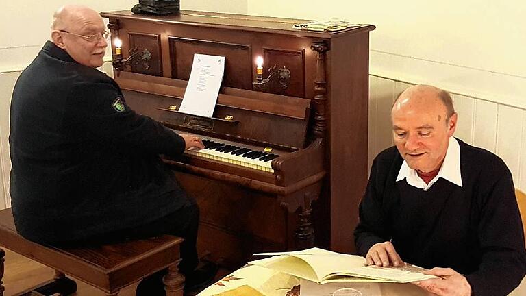 Peter Hub begeisterte mit seinen &bdquo;Weihnachtsgeschichten kurz vor Heilig Abend&ldquo; die Zuhörer im Bürgersaal der &bdquo;Alten Schule&ldquo;. Bürgermeister Emil Heinemann begleitete mit Weihnachtsliedern am Klavier.