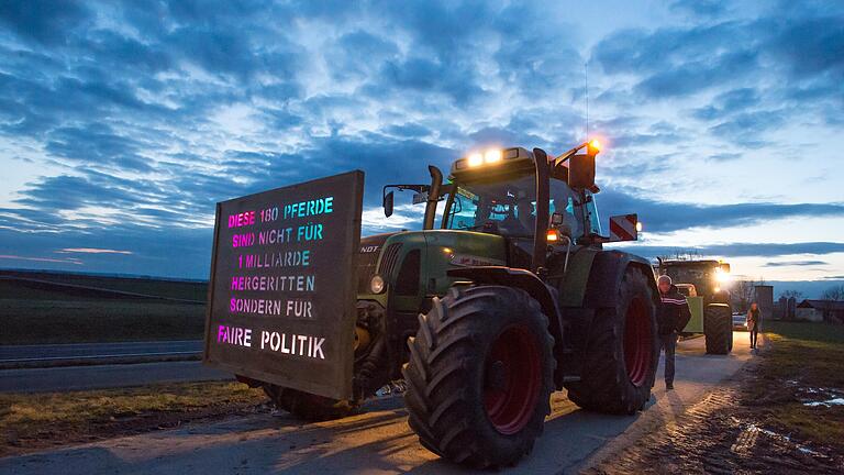 Protest mit digitalem Outdoor-Monitor: Mit 70 bis 80 Traktoren waren Landwirte aus ganz Unterfranken zum Mahnfeuer nach Bergrheinfeld gefahren, um gegen SuedLink und das Agrarpaket zu demonstrieren.