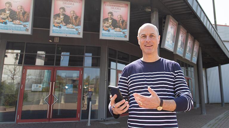 Das Würzburger Unternehmen 'cineamo' will mit einer App das Kino revolutionieren. Hier zu sehen:&nbsp; Gründer Stefan Farnschläder vor dem Partnerkino Cineworld im Mainfrankenpark (Lkr. Kitzingen).