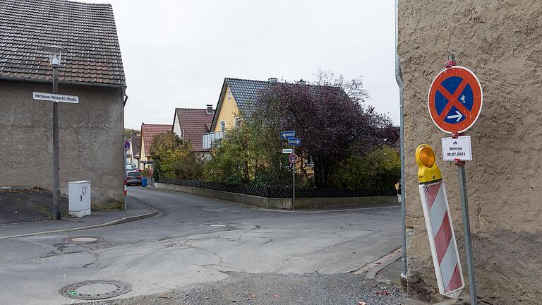 Es geht eng zu: Blick in Hermann-Mitnacht-Straße Würzburger Stadtteil Lengfeld.