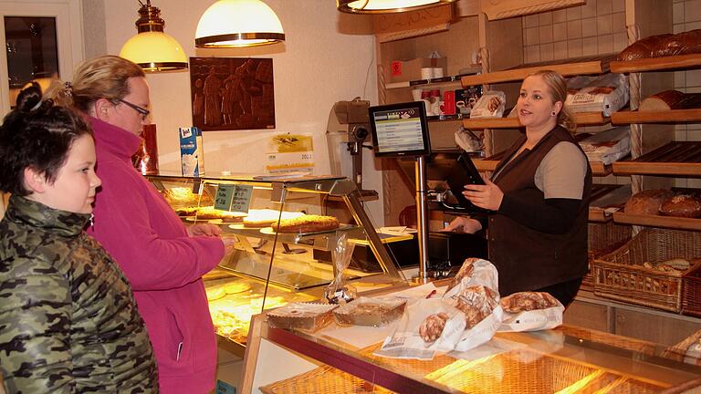 An der Ladentheke in der 'Landbäckerei' in Pfarrweisach bedient Steffi Fischer ihre Kunden mit frischem Gebäck und einem freundlichen Lächeln.