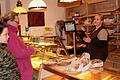 An der Ladentheke in der 'Landbäckerei' in Pfarrweisach bedient Steffi Fischer ihre Kunden mit frischem Gebäck und einem freundlichen Lächeln.