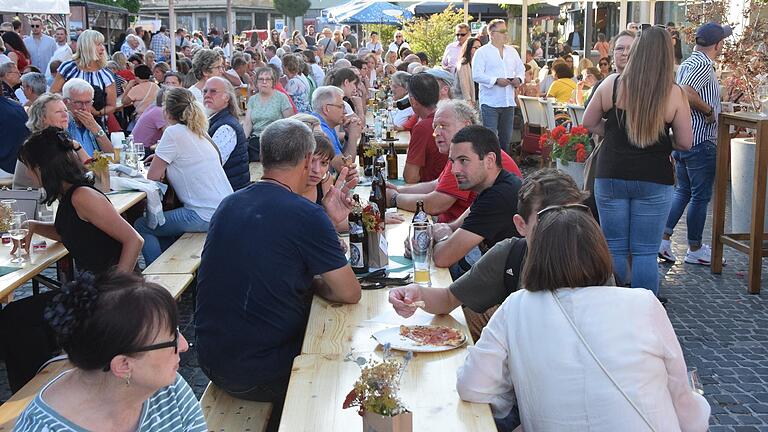 Nach fast zwei Jahren Pause kehrte der Marktplatzsommer 2022 nach Bad Neustadt zurück. Nach fast zwei Jahren Pause kehrte der Marktplatzsommer 2022 nach Bad Neustadt zurück.