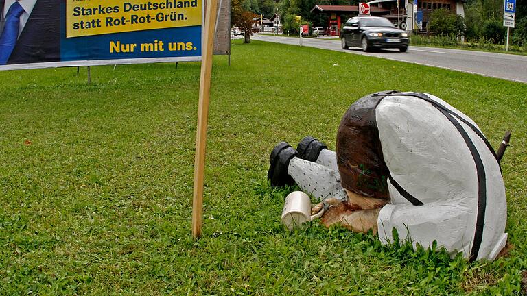 Man möchte den Kopf in den Sand stecken(Symbolbild) angesichts so mancher Wahlergebnisse in Bayern und auch in Rhön-Grabfeld. Aber der Rhönkauz hofft, dass die Demokratie stärker ist als das Oktoberfestbier.