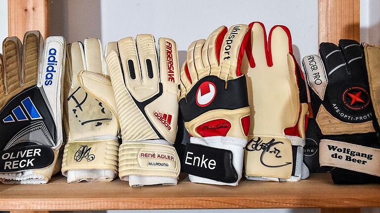 Nur ein kleiner Teil von Andreas Schönrocks Handschuhparade (von links): die Gaben von Oliver Reck, René Adler, Robert Enke und Wolfgang de Beer. Nur ein kleiner Teil von Andreas Schönrocks Handschuhparade (von links): die Gaben von Oliver Reck, René Adler, Robert Enke und Wolfgang de Beer.