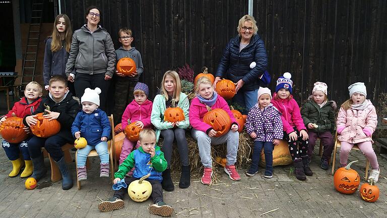 Die Kinder mit ihren Kürbissen, alles Unikate. Hintere Reihe von links: Maja Eltschka, Marina Eltschka, Toni Pfister, Ingrid Markert, die Vorsitzende des OGV, vordere Reihe von links:&nbsp; Joshua und Emilio und Rosa Markert, Klara Kaiser, Stefan und Anastasia Michailowski, Leni Kaiser, Emily Markert, Tina Kaiser, Lina und Hanna Stussak.