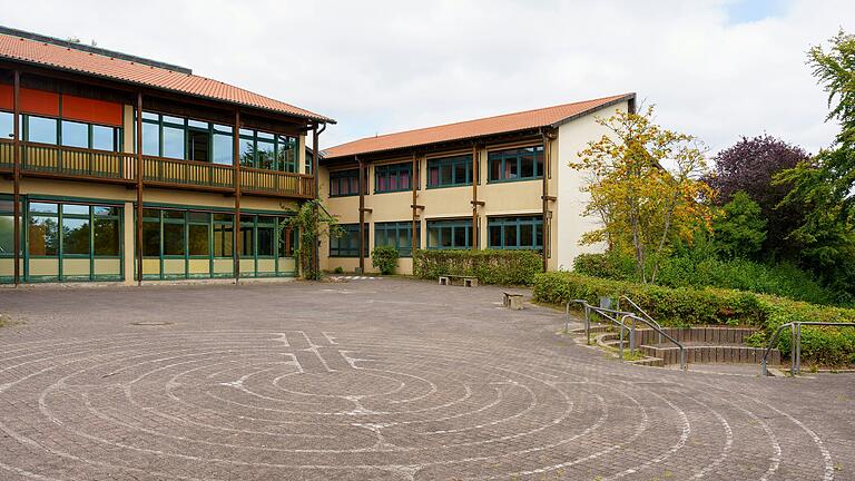 Blick vom Pausenhof auf die Grundschule. Das Nebengebäude (rechts) wird nicht saniert. Blick vom Pausenhof auf die Grundschule. Das Nebengebäude (rechts) wird nicht saniert.