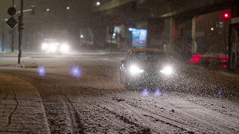 Schneefall über Köln - In Nordrhein-Westfalen und anderen Bundesländern wird für Donnerstag Neuschnee erwartet. Schneefall über Köln - In Nordrhein-Westfalen und anderen Bundesländern wird für Donnerstag Neuschnee erwartet.