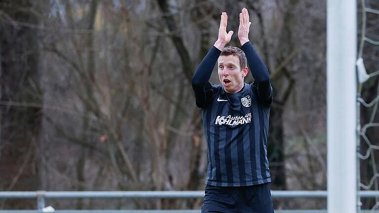 Auf ungewohnter Position: Sebastian Fries, sonst eher in der Offensive des TSV Karlburg zuhause, rückte infolge des Personalmangels in der Abwehr in Cham auf die Linksverteidigerposition. Auf ungewohnter Position: Sebastian Fries, sonst eher in der Offensive des TSV Karlburg zuhause, rückte infolge des Personalmangels in der Abwehr in Cham auf die Linksverteidigerposition.
