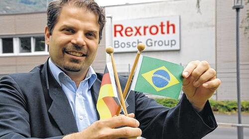 Zuversicht: Der bei Bosch Rexroth arbeitende Brasilianer Dr. Alexandre Orth tippt für das WM-Halbfinale zwischen Brasilien und Deutschland auf einen 2:1-Sieg für seine Landsleute. Die Deutschen können jedoch Hoffnung schöpfen: Orth lag beim Tippspiel im Kollegenkreis bislang ziemlich oft daneben. Zuversicht: Der bei Bosch Rexroth arbeitende Brasilianer Dr. Alexandre Orth tippt für das WM-Halbfinale zwischen Brasilien und Deutschland auf einen 2:1-Sieg für seine Landsleute. Die Deutschen können jedoch Hoffnung schöpfen: Orth lag beim Tippspiel im Kollegenkreis bislang ziemlich oft daneben.