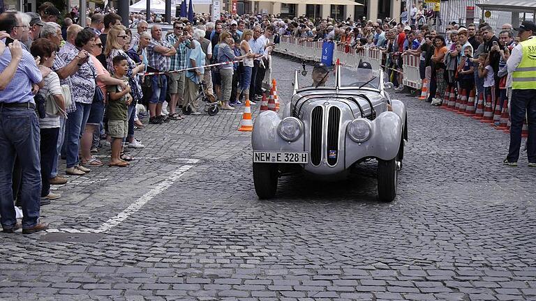 Die Oldies der 18. Sachs Franken Classic-Rallye sprinteten am Pfingstsonntag über den Marktplatz.