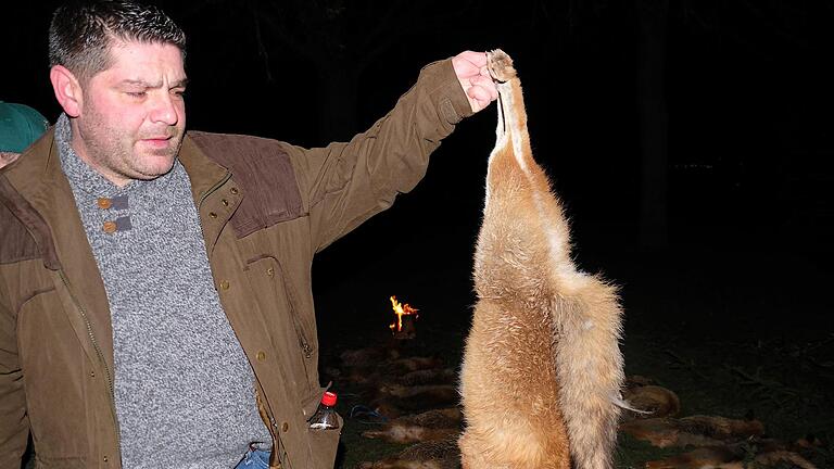 Daniel Lohfink mit einem erlegten Fuchs. Gerd Schaar - Daniel Lohfink mit einem erlegten Fuchs. Gerd Schaar Daniel Lohfink mit einem erlegten Fuchs. Gerd Schaar - Daniel Lohfink mit einem erlegten Fuchs. Gerd Schaar