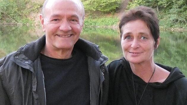 Peter Hub und Christine Hadulla, die &bdquo;Sternen-Poeten&ldquo;, vor dem Frickenhäuser See.