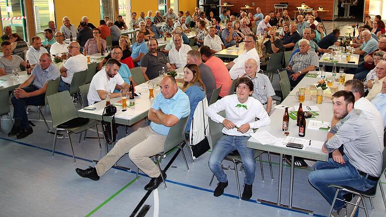 Das Interesse an der Mitgliederversammlung des Maschinenrings Gerolzhofen in Alitzheim war groß. Über 100 Teilnehmer lauschten dem Rückblick und dem Geschäftsbericht der Verantwortlichen. Das Interesse an der Mitgliederversammlung des Maschinenrings Gerolzhofen in Alitzheim war groß. Über 100 Teilnehmer lauschten dem Rückblick und dem Geschäftsbericht der Verantwortlichen.