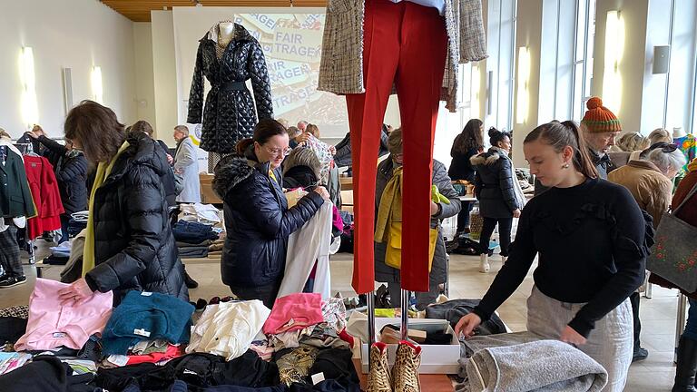 Knapp 400 Besucherinnen und einige Besucher kamen zum Secondhandmarkt 'Fair Tragen' von Soroptimist International nach Würzburg ins Burkardushaus. Knapp 400 Besucherinnen und einige Besucher kamen zum Secondhandmarkt 'Fair Tragen' von Soroptimist International nach Würzburg ins Burkardushaus.