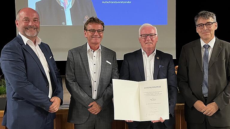 Bei der Vertreterversammlung der Raiffeisenbank Höchberg (von links): Christian Bauer (Vorstand), Norbert Dorbath (Vorstandsvorsitzender), Peter Stichler (Aufsichtsratsvorsitzender) und Bernhard Fledering (GVB).