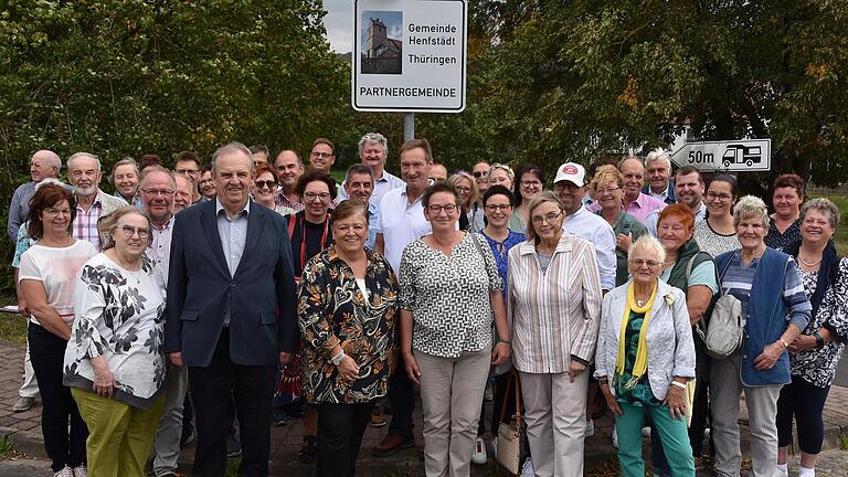 Großer Bahnhof bei der Enthüllung des Partnerschaft Schildes der Gemeinden Henfstädt in Thüringen und dem bayerischen Tauberrettersheim. Angeführt wurden die Delegationen von Altbürgermeister Hermann Öchsner, Karin Fries, Simone Langner-Schneider und der damaligen Bürgermeisterin Renate Amthor.