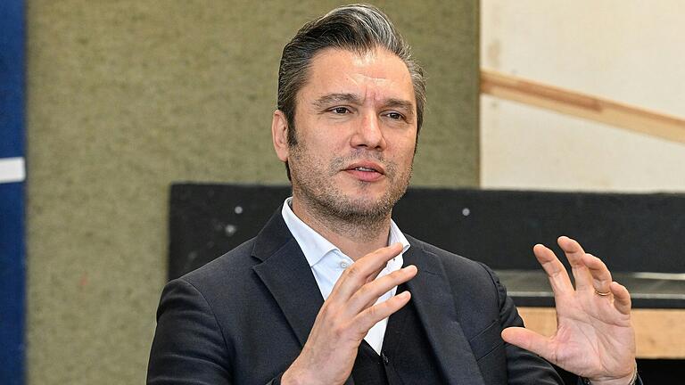 'Die Sitzordnung im Orchester ist eine der wichtigsten Entscheidungen, die man treffen muss', sagt Dirigent Enrico Calesso. 'Die Sitzordnung im Orchester ist eine der wichtigsten Entscheidungen, die man treffen muss', sagt Dirigent Enrico Calesso.