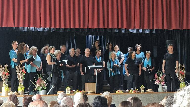 Therissimo beim Konzert in Parcay-Meslay, dem Heimatort von Pauline Langer. Der Chor überzeugte mit Dynamik und Qualität und die französischen Zuhörer waren durchweg begeistert. Therissimo beim Konzert in Parcay-Meslay, dem Heimatort von Pauline Langer. Der Chor überzeugte mit Dynamik und Qualität und die französischen Zuhörer waren durchweg begeistert.