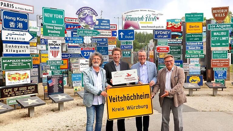 Veitshöchheims Bürgermeister Jürgen Götz (Zweiter von rechts) und Frankens Fastnachtspräsident Marco Anderlik (Zweiter von links) übergaben in Anwesenheit des Oberkotzauer Zweiten Bürgermeisters Erich Pöhlmann (rechts) die beiden Schilder an den Fernweh-Park-Initiator Klaus Beer (links).