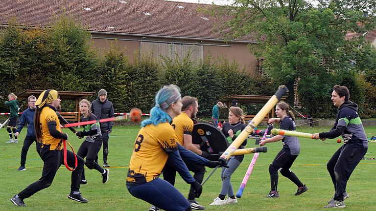 Beim Jugger-Turnier auf dem Sportplatz der DJK-TG Hausen. Der Jugg (Spielball) muss ins gegnerische Mal gebracht werden.