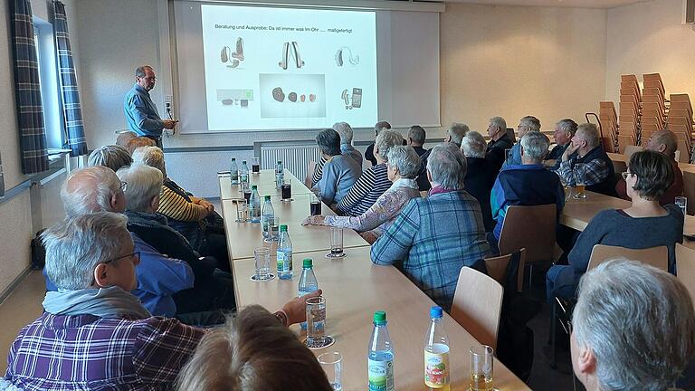 Im gut gefüllten DJK-TSV Sportheim Wülfershausen lauschten die Seniorinnen und Senioren gespannt den Ausführungen von Hörakustiker Heiko Fakesch, der über den schleichenden Hörverlust informierte und zahlreiche Fragen der Zuhörerinnen und Zuhörer beantwortete. Im gut gefüllten DJK-TSV Sportheim Wülfershausen lauschten die Seniorinnen und Senioren gespannt den Ausführungen von Hörakustiker Heiko Fakesch, der über den schleichenden Hörverlust informierte und zahlreiche Fragen der Zuhörerinnen und Zuhörer beantwortete.