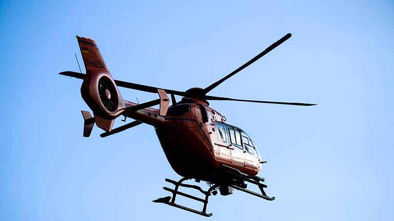 Rettungshubschrauber       -  Der 19-Jährige wurde leicht verletzt in ein Krankenhaus geflogen. (Symbolbild)