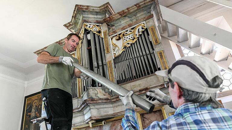 Die beiden Orgelbauer Werner Lang und Markus Wolpert zerlegen die alte Seuffert-Orgel in der St.-Laurentius-Kirche in Darstadt. Im Spätherbst soll die sanierte Orgel wieder erklingen.