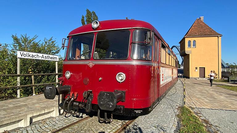 Der rote Schienenbus verkehrt derzeit zwischen Astheim und Seligenstadt und soll einmal bis zum Würzburger Hauptbahnhof fahren.