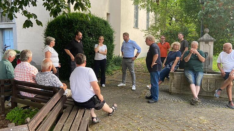 Interessierte Bürger im Gespräch mit den Stadträten der CDU-Gemeinderatsfraktion.