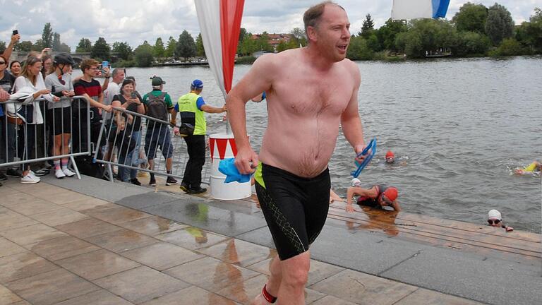 Kitzingens Oberbürgermeister Stefan Güntner fand das Wasser des Mains etwas kühl und hielt sich nach eigener Aussage bei den Stockerlplätzen vornehm zurück. Kitzingens Oberbürgermeister Stefan Güntner fand das Wasser des Mains etwas kühl und hielt sich nach eigener Aussage bei den Stockerlplätzen vornehm zurück.