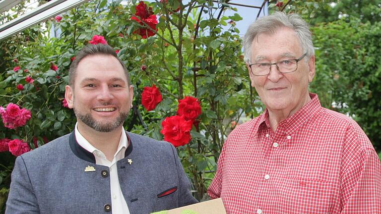 Dettelbachs Bürgermeister Matthias Bielek gratulierte Michael Hartmann zum 75. Geburtstag.