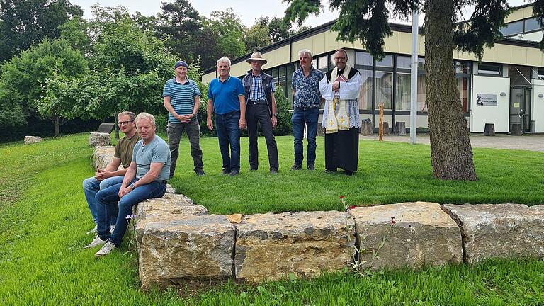 Die ehrenamtlichen Helfer der neu gestalteten Terrassenerweiterung Markus Schleyer, Gerwin Stenzinger, Martin Neugebauer, Gerhard Fick, Roland Neugebauer und Robert Karch zusammen mit Gemeindepfarrer Kai Söder.