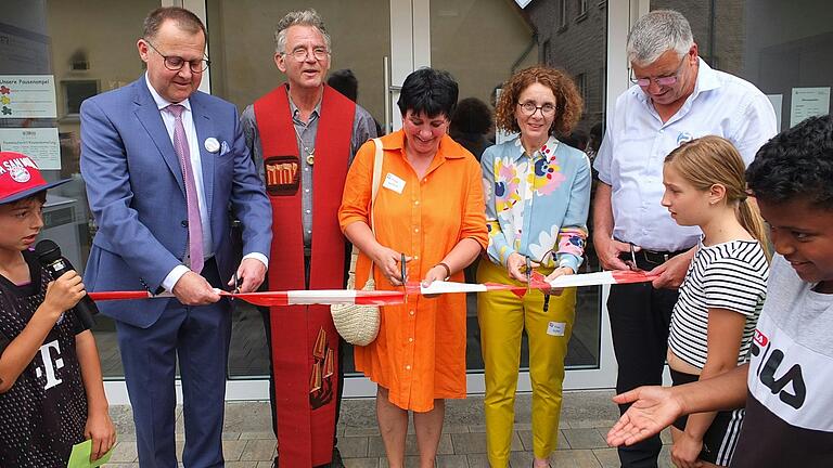 Um den Eintritt zur Grundschule in Gaukönigshofen freizugeben, griffen (von links) Johannes Menth, Kerstin Hellert,  Kerstin Stiller und Heribert Neckermann zur Schere. Pfarrer Klaus König (zweiter von links) gab dem Gebäude den kirchlichen Segen.