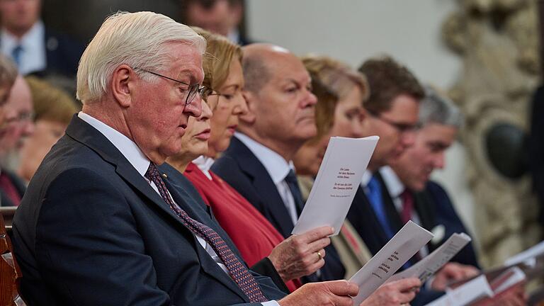 Bundespräsident Frank-Walter Steinmeier       -  Aus Sicht der CSU muss sich Bundespräsident Frank-Walter Steinmeier in den Streit der Ampelparteien zum Bundeshaushat einmischen. (Archivbild)