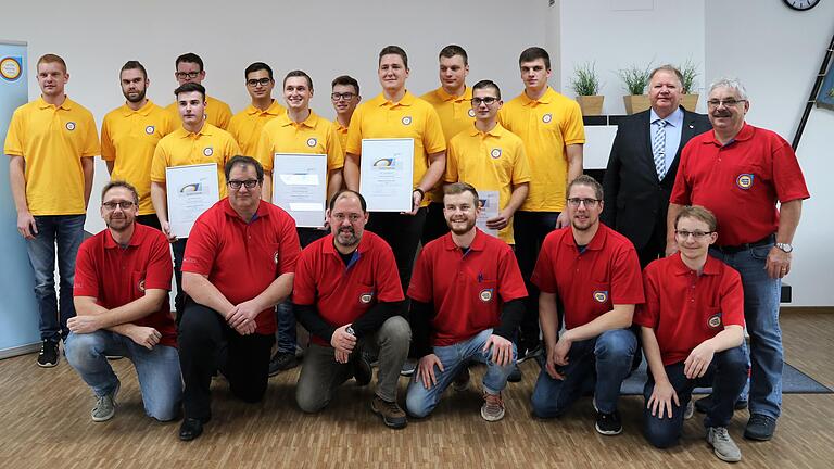 Gruppenbild der Talente und Experten bei Deutschen Meisterschaft im SHK-Handwerk mit Schweinfurts Geschäftsstellenleiter Josef Bock (rechts) und Joachim Butz vom Zentralverband SHK.