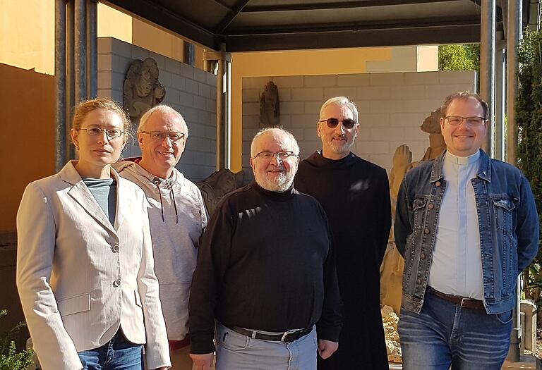 Bestens gelaunt, motiviert und voller Freude auf das was kommt, der gemeinsame, moderne Glaubensweg für viele Menschen im Landkreis. Das Leitungsteam (von links) Pastoralassistentin Bettina Gawronski, Pastoralreferent Hermann Menth, Pfarrer Johannes Hofmann, Pater Philippus Eichenmüller OSB, Pfarrer Matthias Eller, kümmert sich ab sofort zusammen mit einem großen Seelsorge- und Verwaltungsteam um einen stets lebendigen Glauben im großen Pastoralen Raum St. Benedikt Schwarzach am Main.