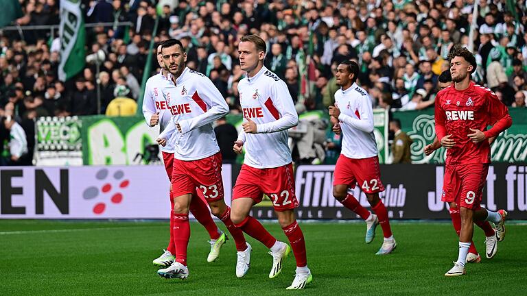 Erster Einsatz für die Bundesliga-Profis des 1. FC Köln: Der Wernecker Damion Downs (Vierter von links, im Hintergrund) debütierte in Bremen - und hätte ums Haar einen Treffer erzielt.