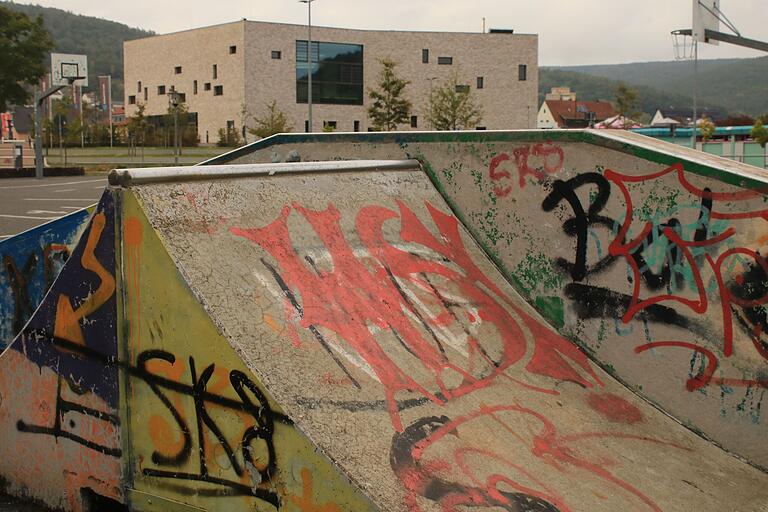 Der teilweise als solcher kaum mehr nutzbare Skaterplatz in Lohr soll saniert werden. Daneben gibt es im Rathaus noch etliche weitere Ideen beziehungsweise Vorschläge, um das Angebot für Jugendliche in der Stadt zu verbessern.