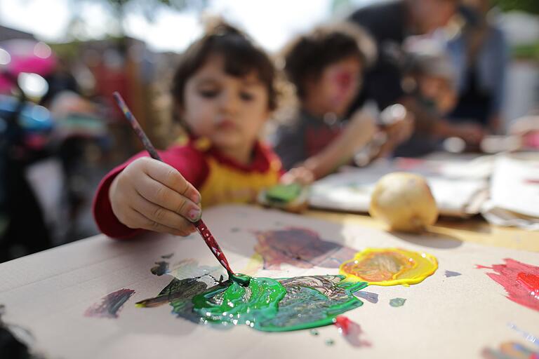 Malen, kreativ sein, sich sportlich bewegen: Beim Spielefest zum Weltkindertag in Bad Königshofen (Lkr. Rhön-Grabfeld) ist Abwechslung garantiert. Malen, kreativ sein, sich sportlich bewegen: Beim Spielefest zum Weltkindertag in Bad Königshofen (Lkr. Rhön-Grabfeld) ist Abwechslung garantiert.