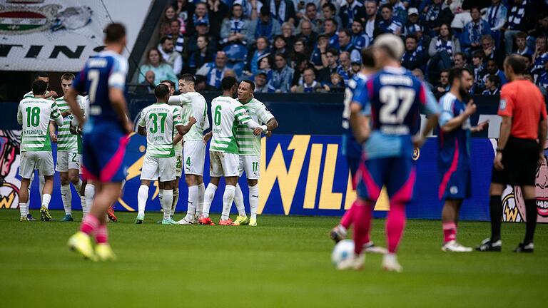 FC Schalke 04 - SpVgg Greuther Fürth       -  Der FC Schalke 04 musste gegen die SpVgg Greuther Fürth die nächste Niederlage hinnehmen.